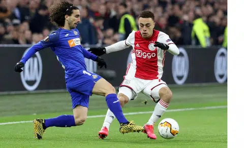 Barca sign teenage fullback Sergino Dest from Ajax