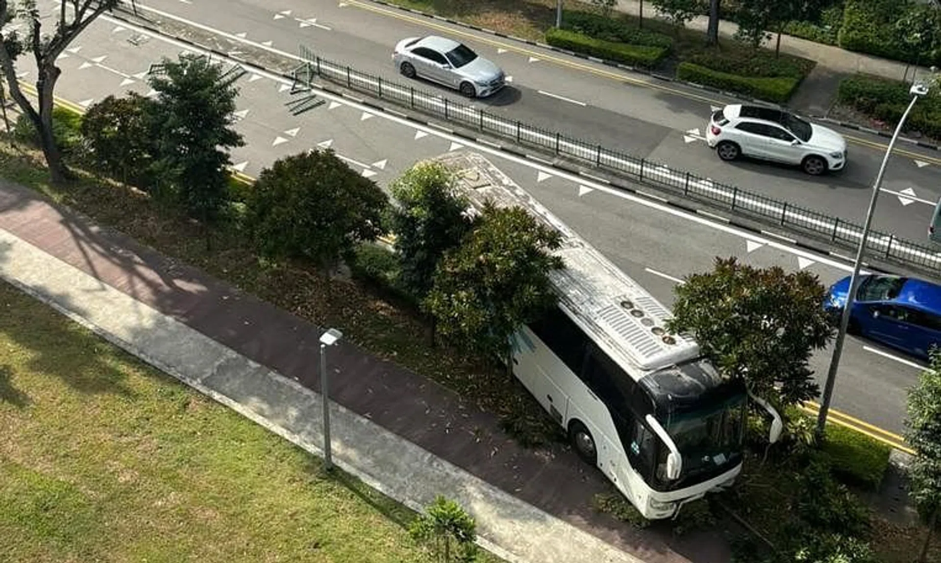 An eyewitness told Chinese-language outlet Shin Min Daily News that the driver returned to the bus after the crash and drove away.