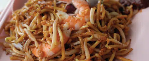 Her son put his fingers in stranger's mee goreng