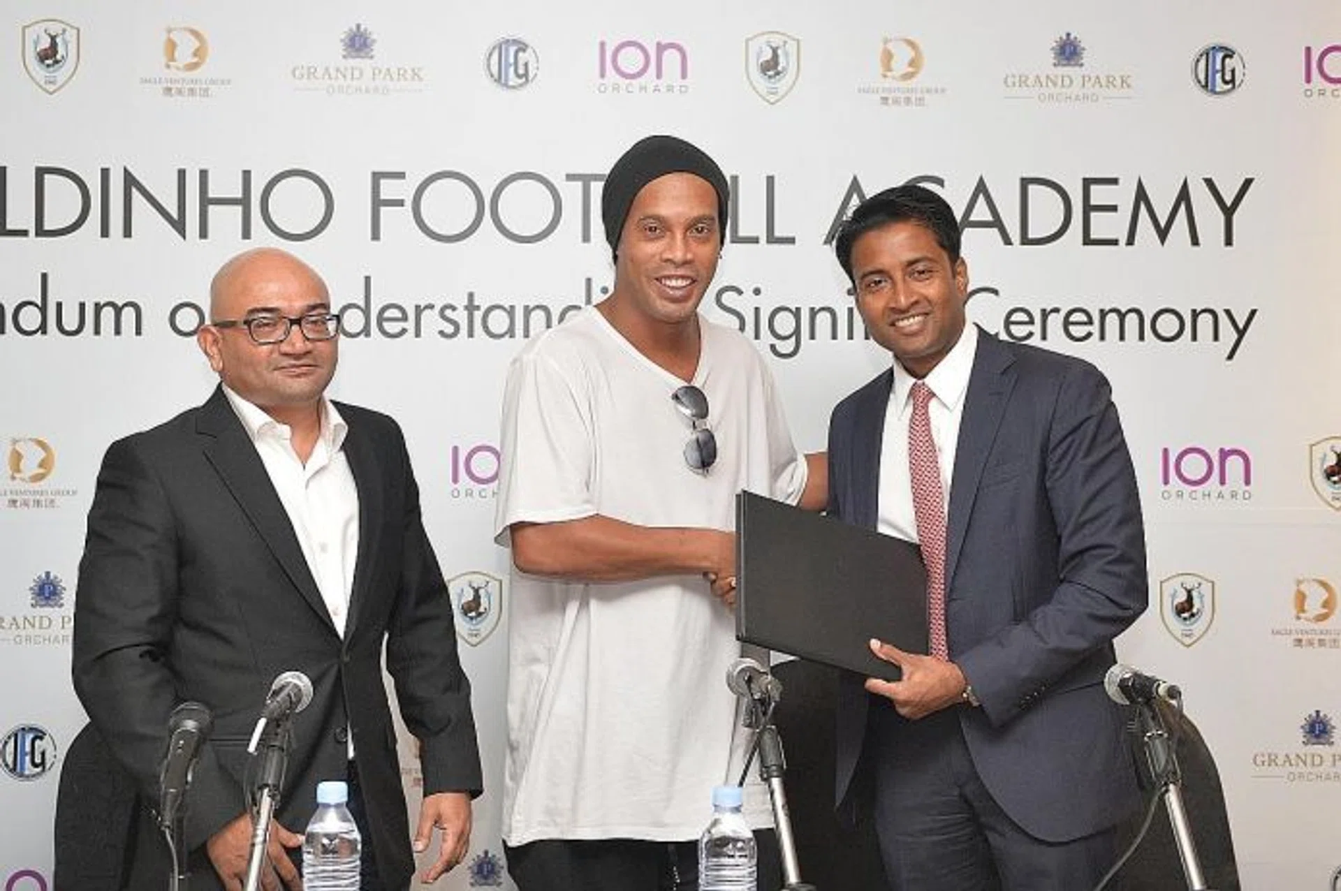WORKING TOGETHER: Ronaldinho (left) and Tampines chairman Krishna Ramachandra (right) signing of a Memorandum of Understanding between the club and the Brazilian's football academy.