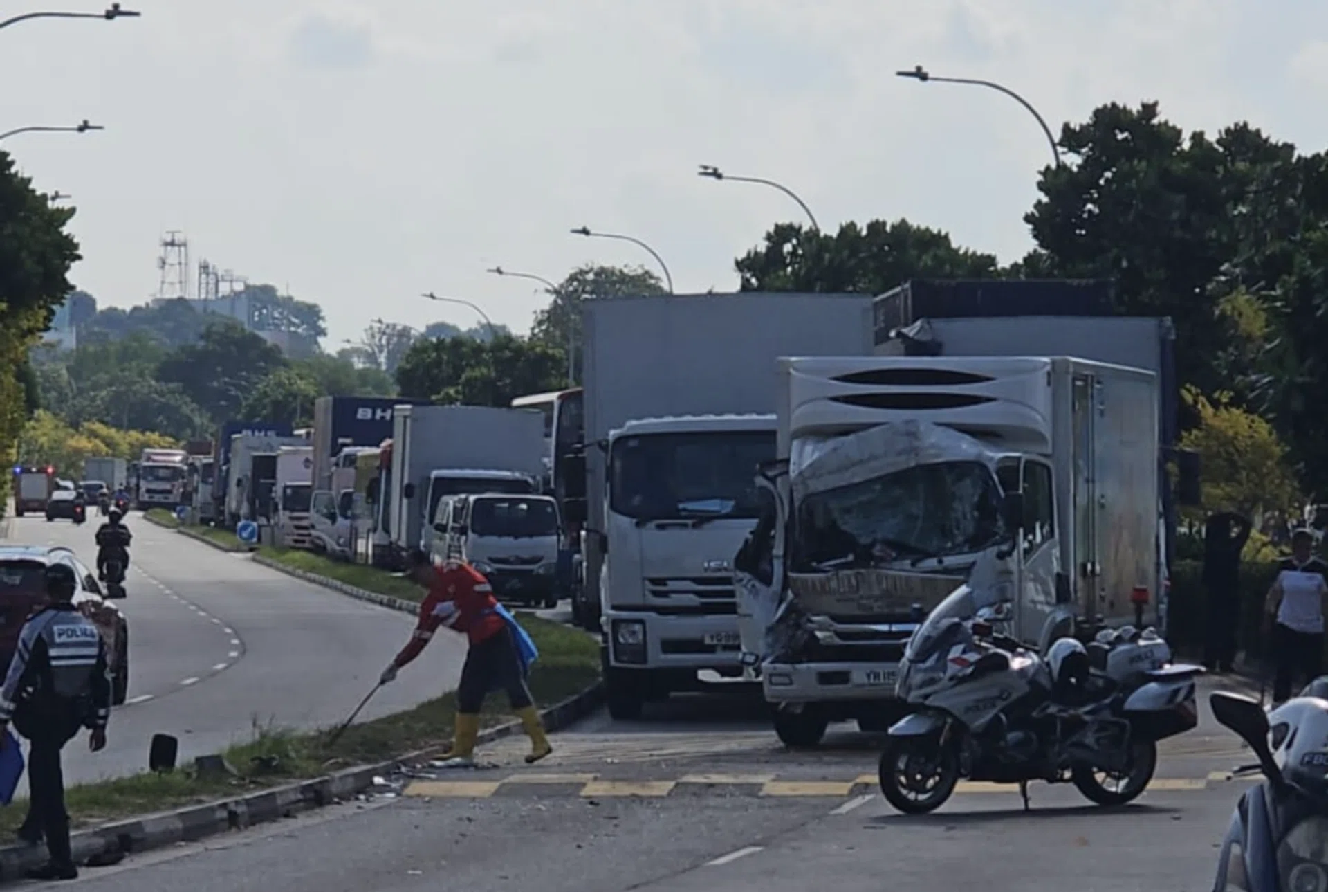 The truck stopped diagonally, causing a long line of heavy vehicles stuck in the jam.