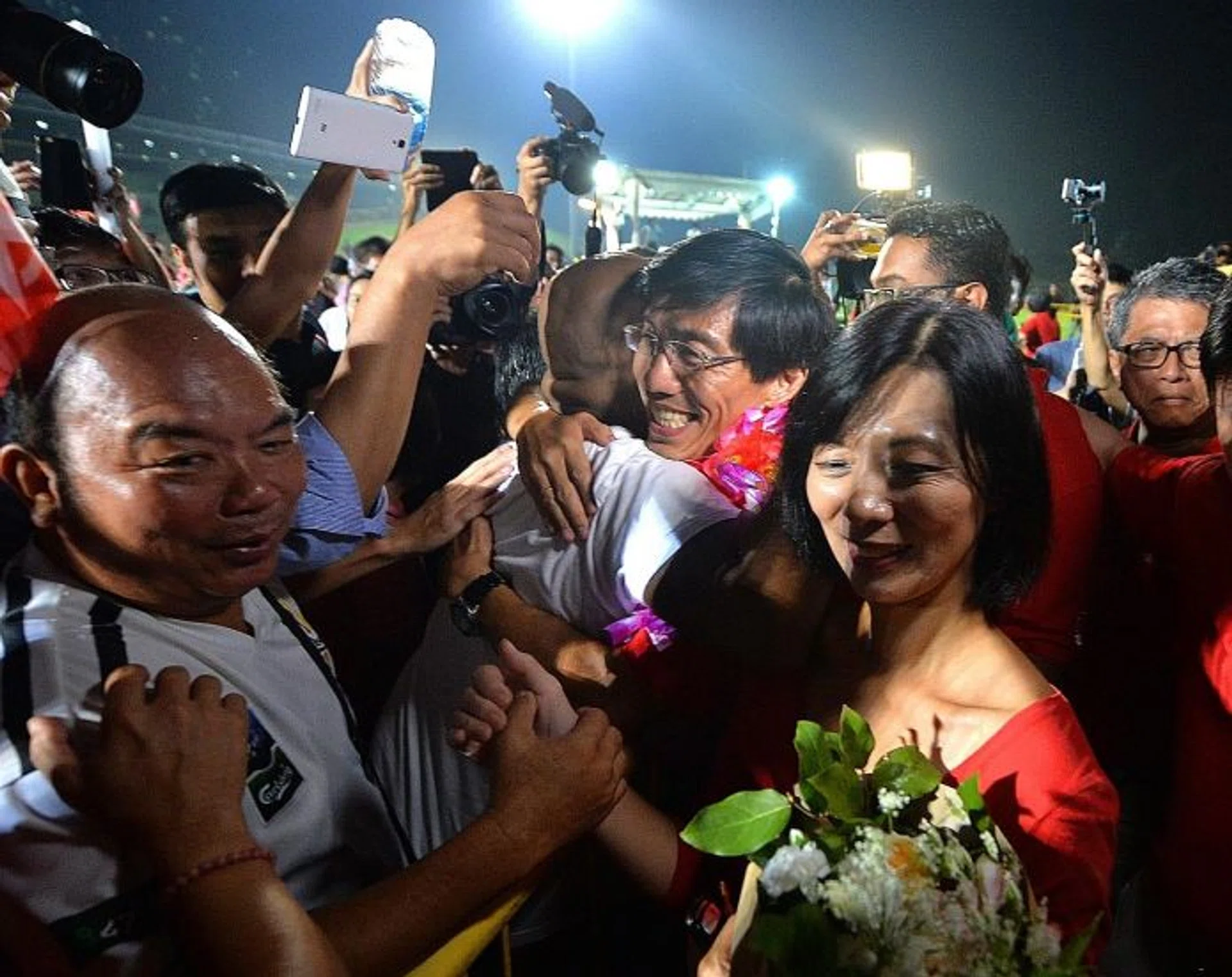 ANGUISH:  Dr Chee (above, in glasses) and his wife Dr Huang Chi-Mei (right) thanking supporters.