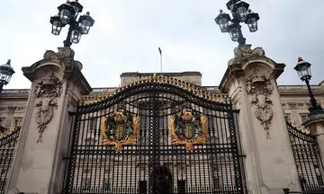 Man arrested for crashing car into Buckingham Palace gates