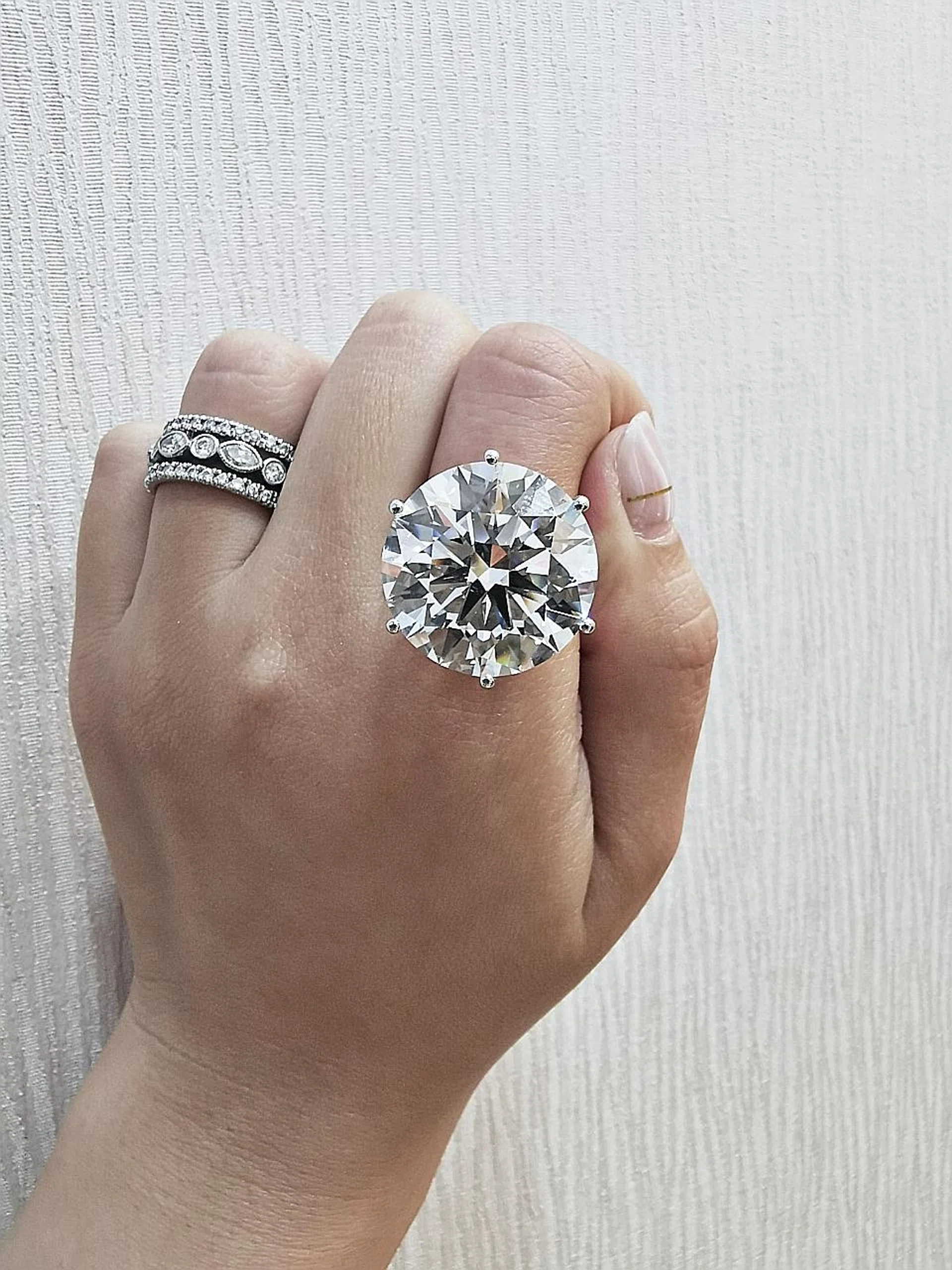 (Above) Ivy Masterpiece's 27-carat diamond ring. 