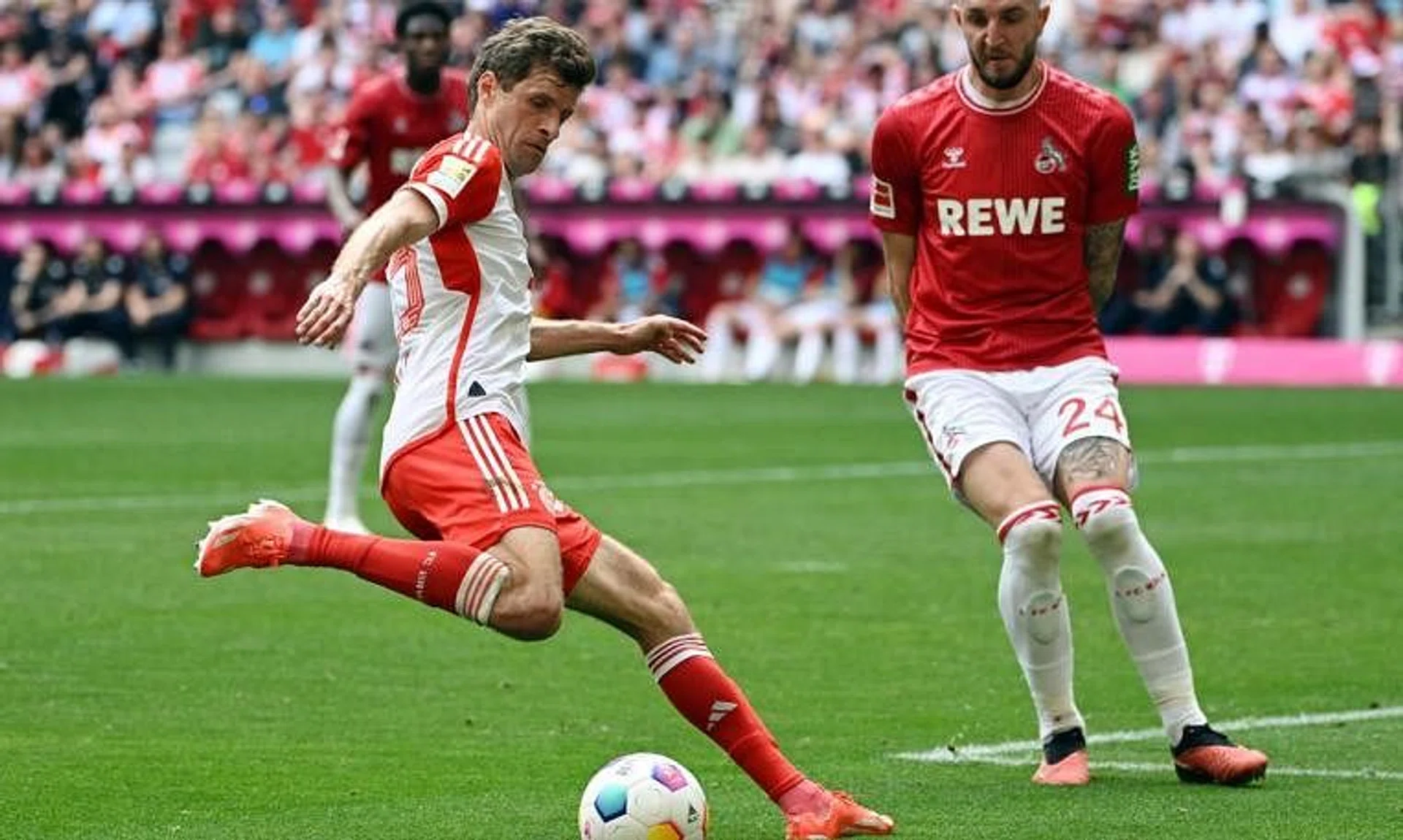 Soccer Football - Bundesliga - Bayern Munich v FC Cologne - Allianz Arena, Munich, Germany - April 13, 2024 Bayern Munich's Thomas Mueller in action with FC Cologne's Julian Chabot REUTERS/Angelika Warmuth