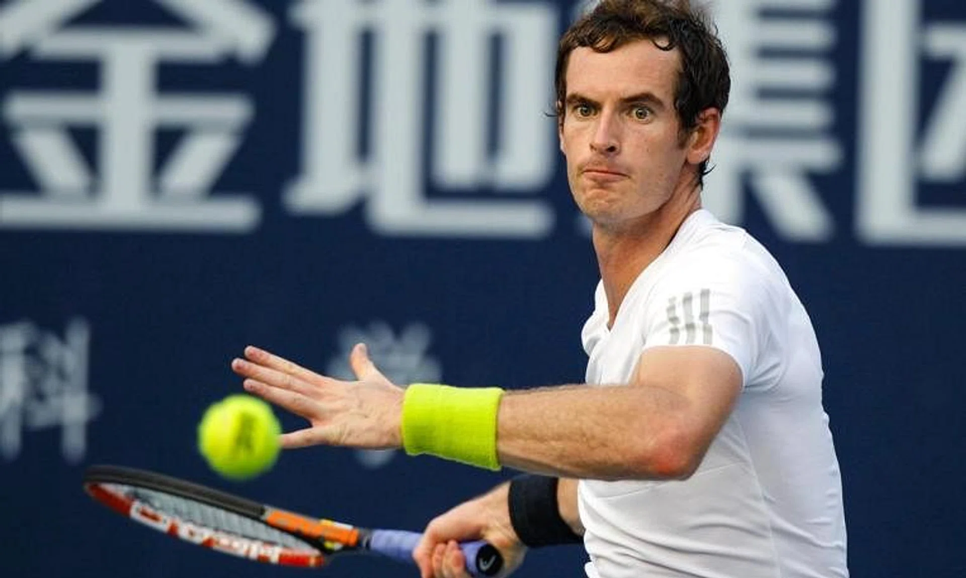 FILE PHOTO: Andy Murray of Britain hits a return to Tommy Robredo of Spain during their men's singles final match at the Shenzhen Open tennis tournament in Shenzhen, Guangdong province September 28, 2014/File Photo