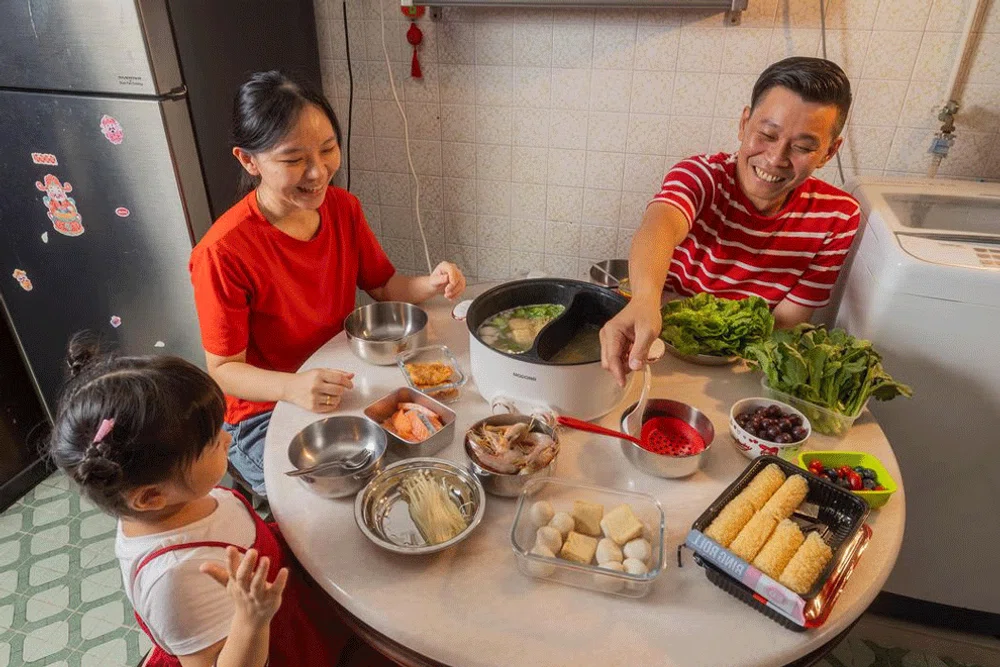Senior SBS Transit bus captain Chen Jia Yong with his wife Xie Li Qin and their seven-year-old daughter Chen Ai Sha. 