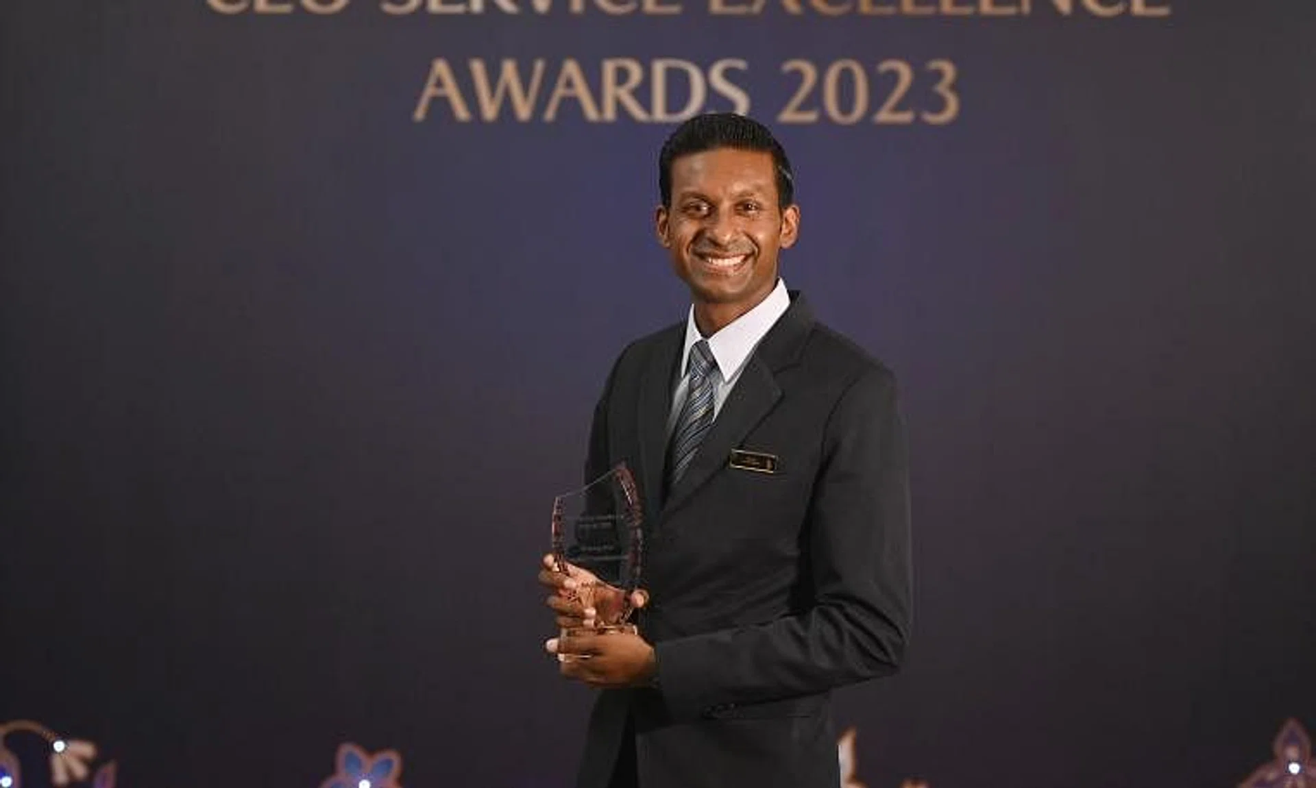 Mr Venoth Balasubramaniam received SIA’s CEO Service Excellence Award at the Shangri-La Singapore hotel on Aug 14.