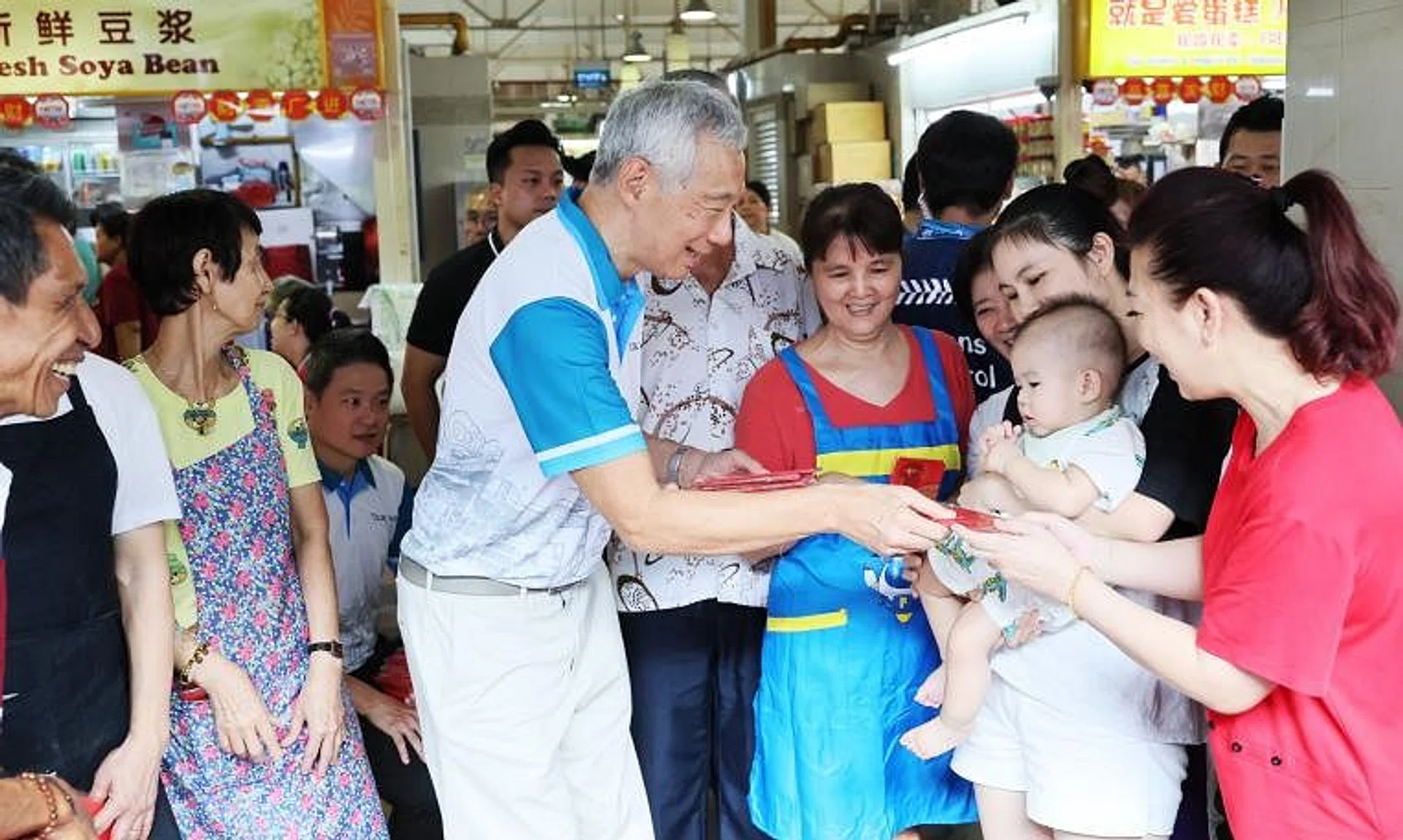 PM Lee Hsien Loong handing out hongbao and chatting with residents in Teck Ghee on Jan 28.