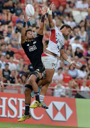 All Blacks and Fiji survive scares on opening day of HSBC Rugby Singapore Sevens Series