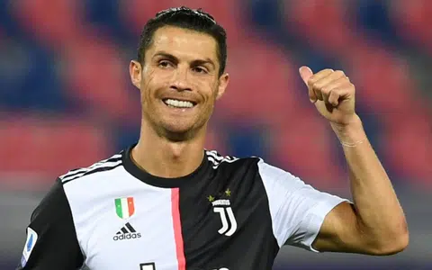 Ronaldo penalty sets up Juve win, lifts pressure off Sarri