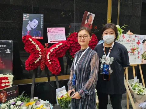 Fans pay tribute to Leslie Cheung 21 years after his death