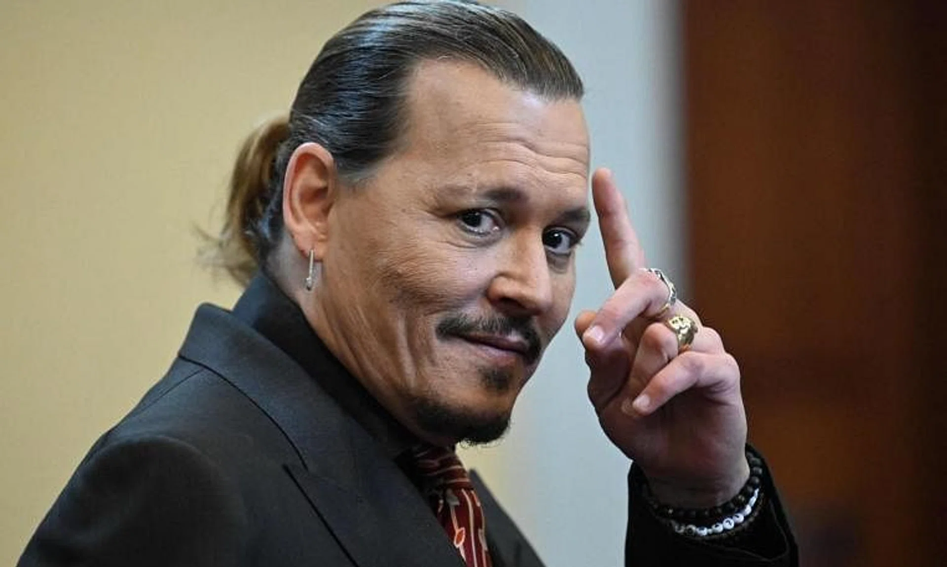 Actor Johnny Depp will direct a film about the Italian artist Amedeo Modigliani.