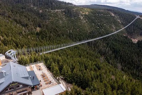 World's longest suspension bridge connects 2 mountain peaks
