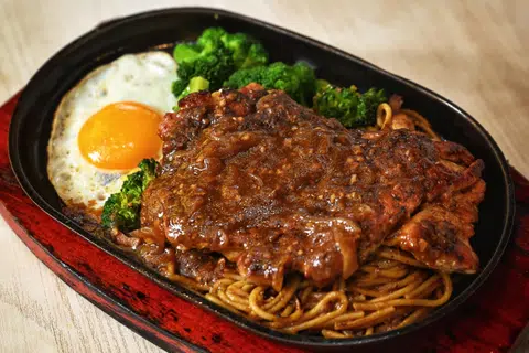 Kiang Kiang Taiwan Teppanyaki's signature Chicken Chop With Pasta.