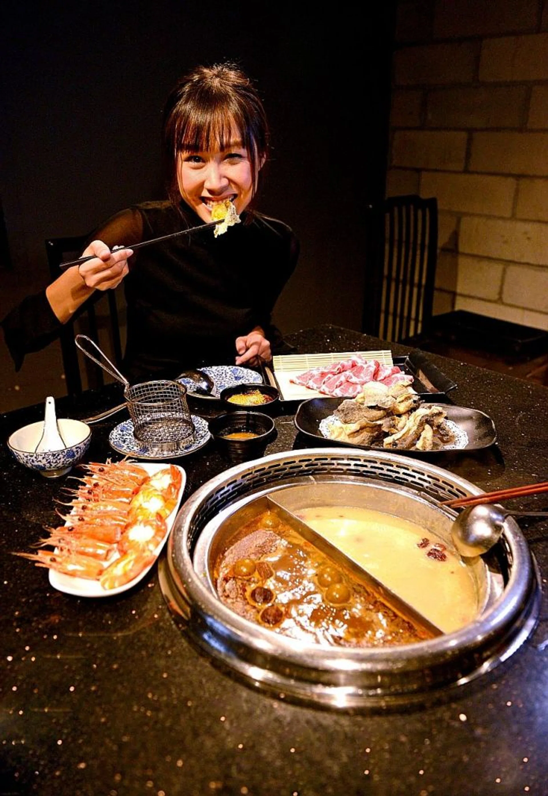 Live drunken prawns Fried fish skin US Kurobuta pork slices