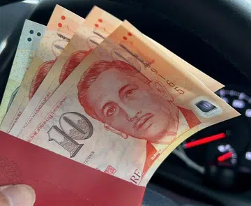 Woman passenger surprises driver with generous red packet
