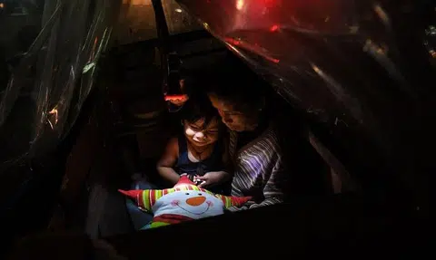 Street life: Manila's homeless find shelter in pushcarts