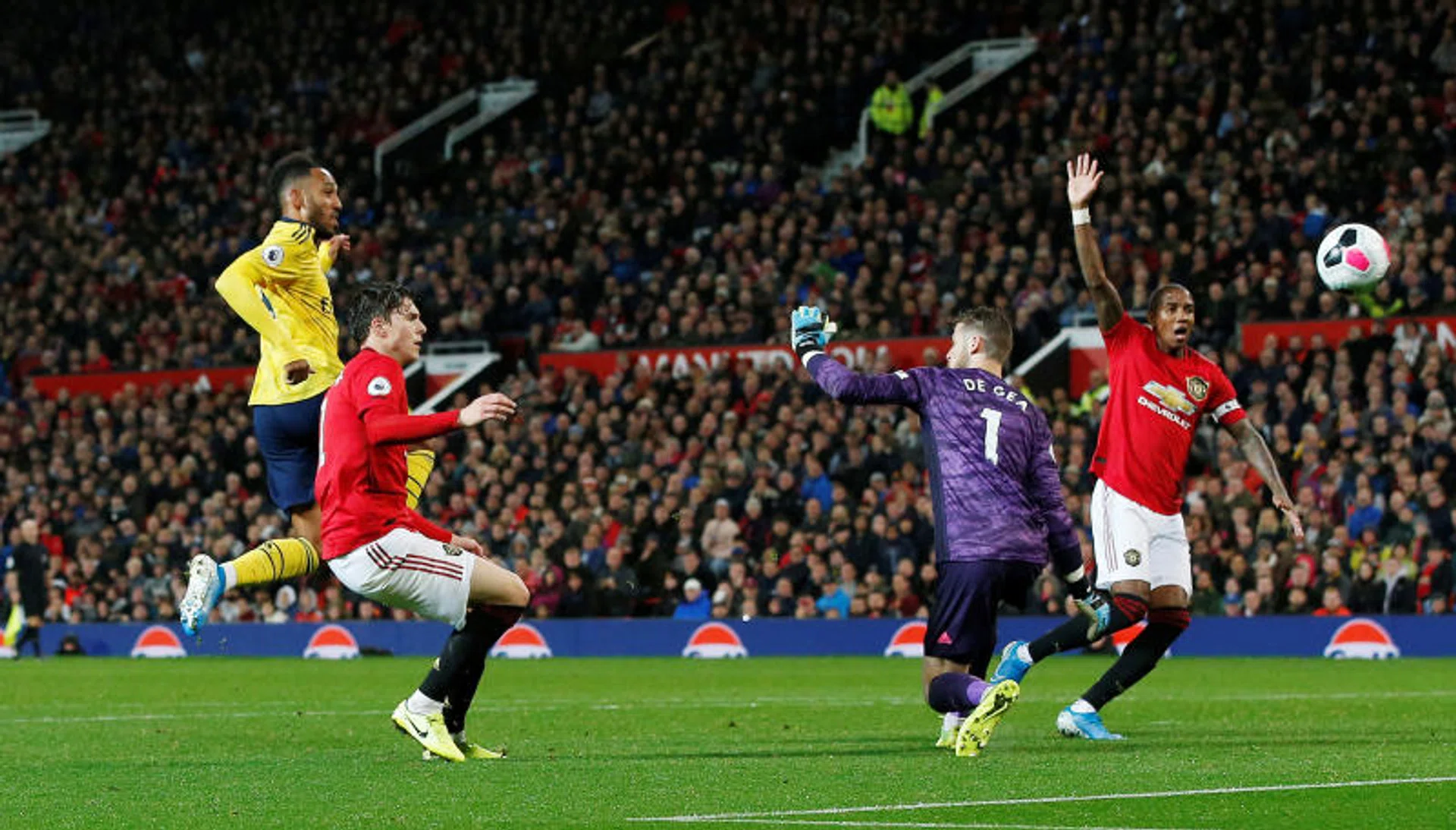 Pierre-Emerick Aubameyang (left) scoring Arsenal's equaliser against Manchester United.