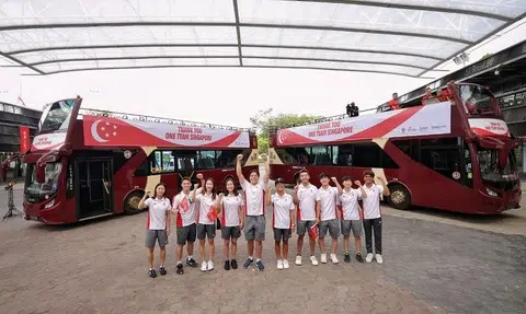 Singapore Olympians greet public in celebratory parade