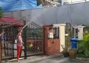 Woman hoses down debt collectors at her front gate