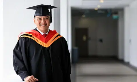 Ex-hawker graduates with law degree from SUSS