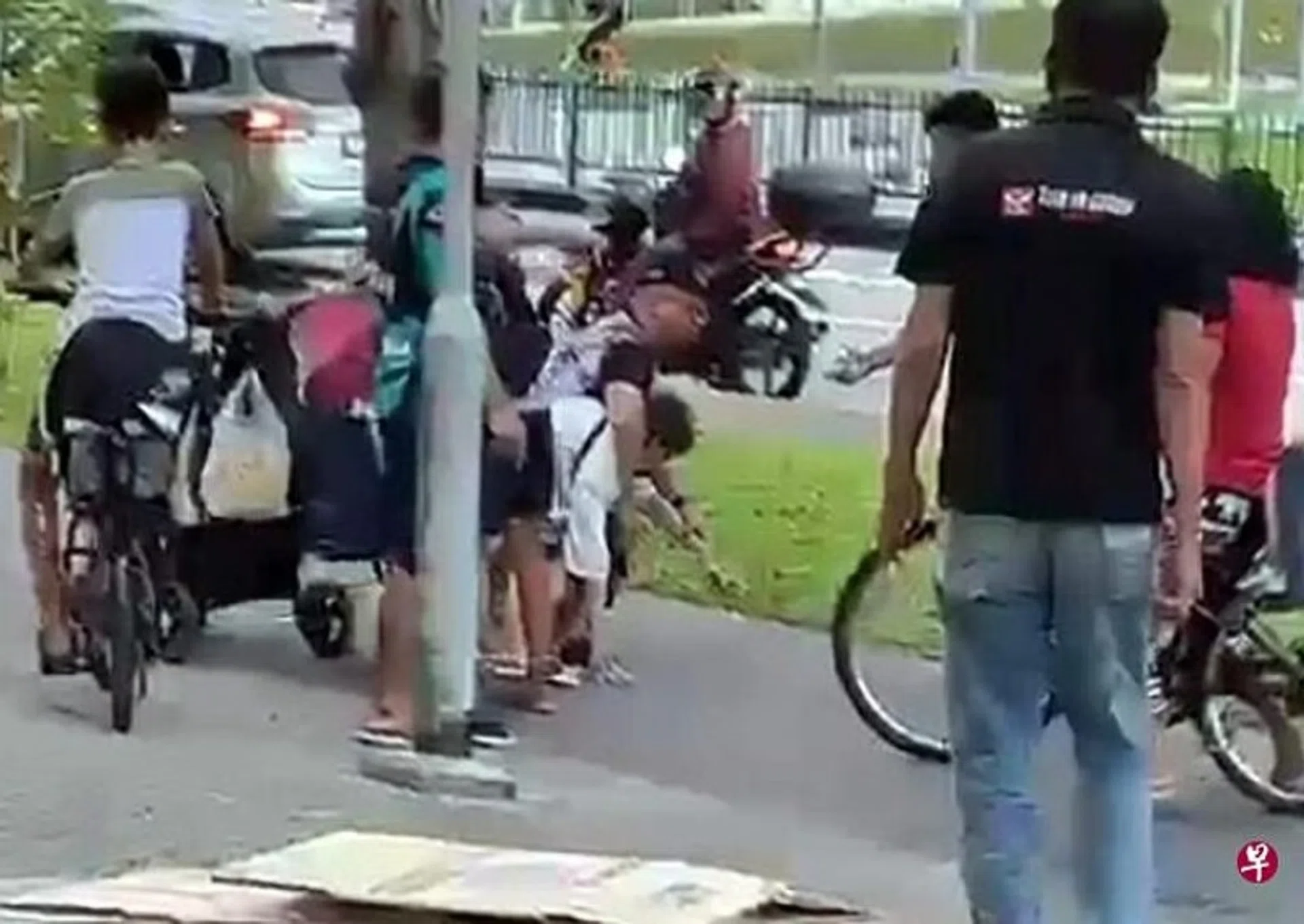 Mr Huang Bowei wrestles the man in a white shirt after he allegedly robbed an elderly woman of $600.
