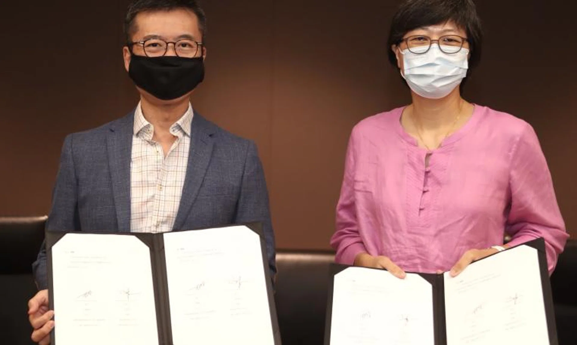 The MOU was signed by SCCC chief executive Low Sze Wee (left) and CMG editor-in-chief Lee Huay Leng on March 17, 2022.