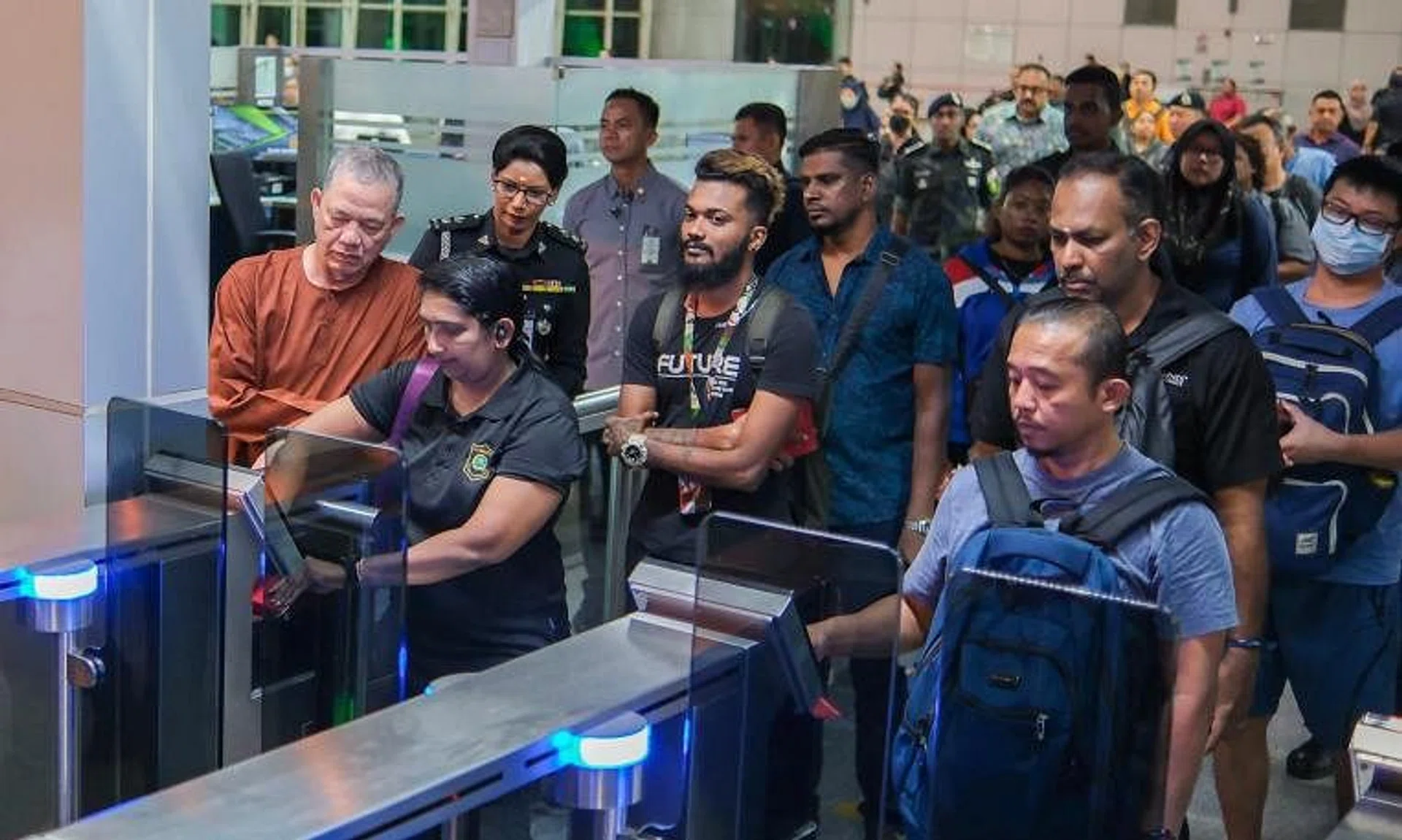 Malaysian Deputy Prime Minister Fadillah Yusof (left) visiting Johor Bahru’s Bangunan Sultan Iskandar Customs, Immigration and Quarantine complex on May 27.