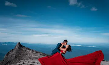 Pre-wedding photoshoot reaches new heights on Mount Kinabalu