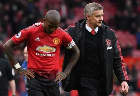 Solskjaer warns Man United at risk of falling further behind