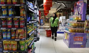 Malaysians struggle with weak ringgit