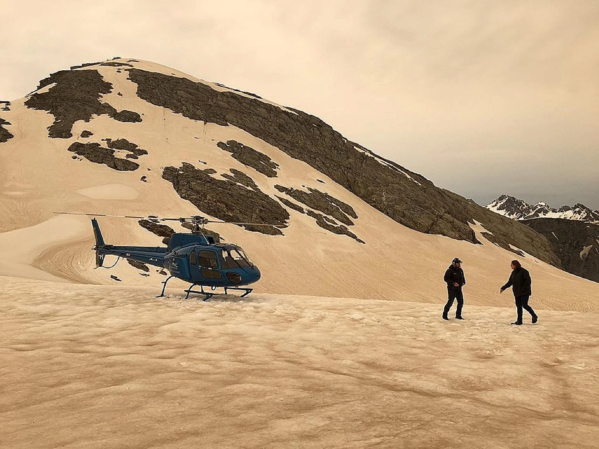 Smoke from Australia's bush fires has travelled across the Tasman Sea and turned New Zealand's white glaciers a shade of caramel. 