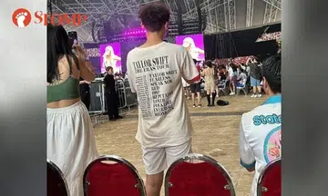 Inconsiderate fan blocks view at Taylor Swift's concert