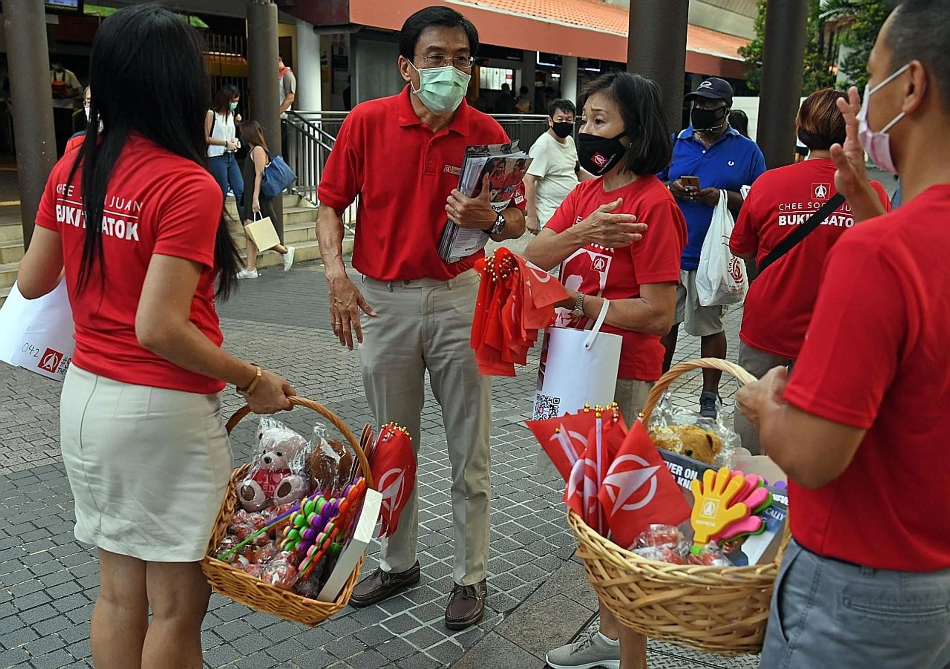 Singapore Democratic Party chief Chee Soon Juan (second from left) on a walkabout in Bukit Batok. 