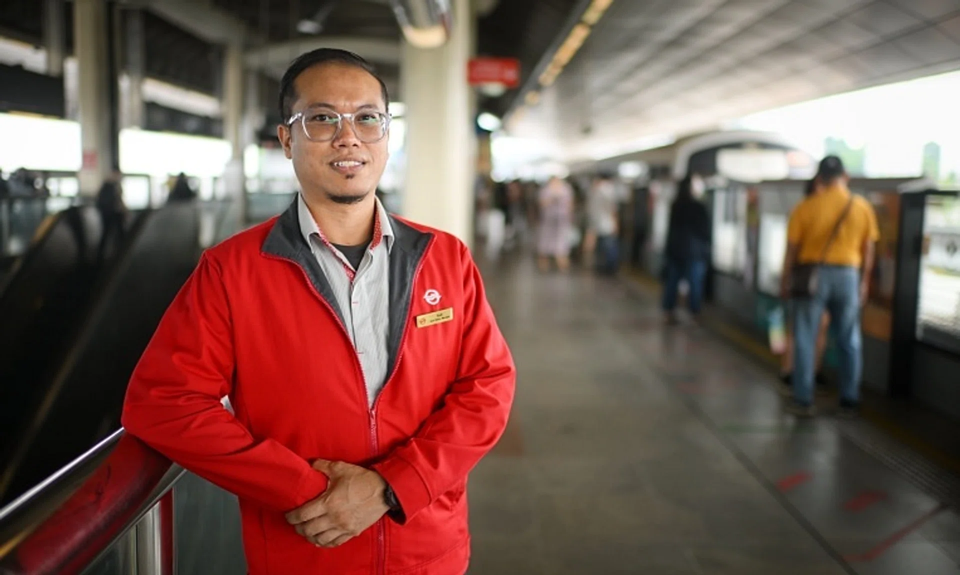SMRT assistant station manager Abdul Hadi Ngadino was among 37 Outstanding Award winners at the 25th edition of the Transport Gold Awards.