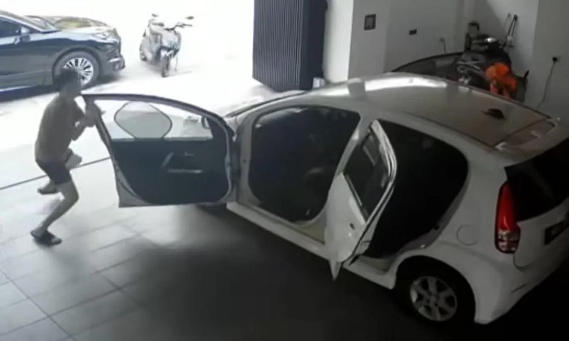 Two men who broke into a house in Malaysia are seen fighting with another man, reportedly the owner, as they attempt to escape.