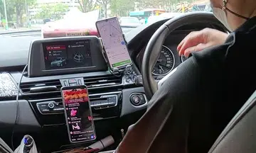 Gojek driver views video while driving then argues with passenger