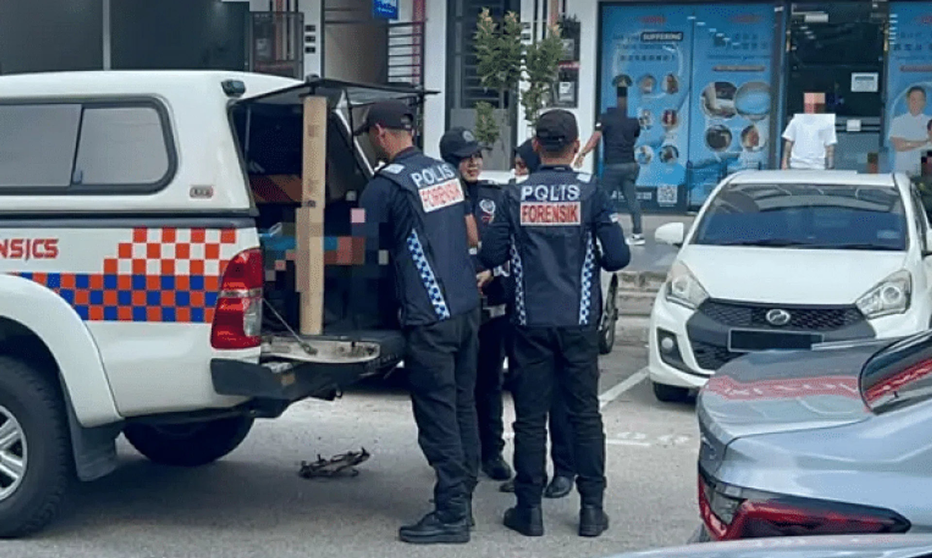 The victim and his friends were having lunch in front of a restaurant before he was shot.