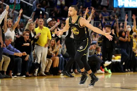 Curry makes winning return as Warriors down Nuggets