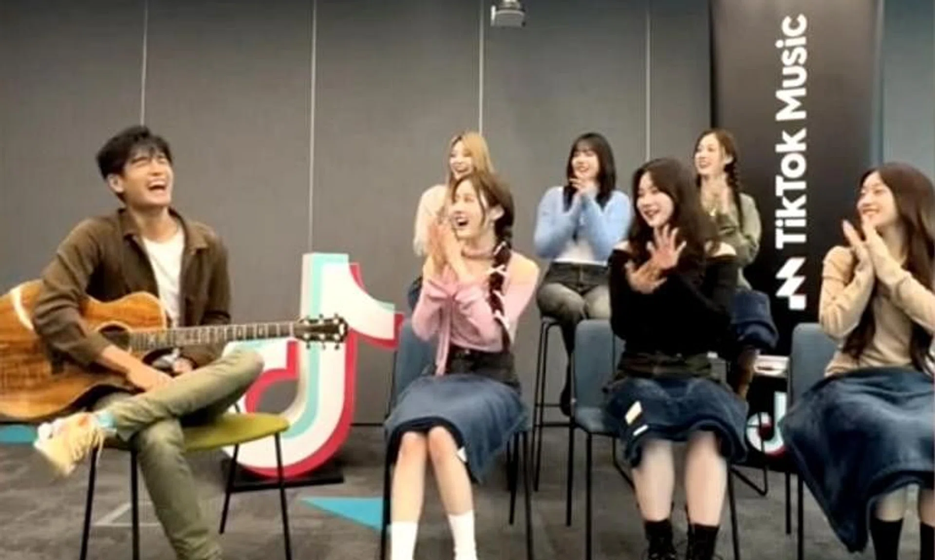 With only his acoustic guitar, Nathan Hartono sang Bubble, Stayc’s lead single from their third EP Teenfresh (2023).