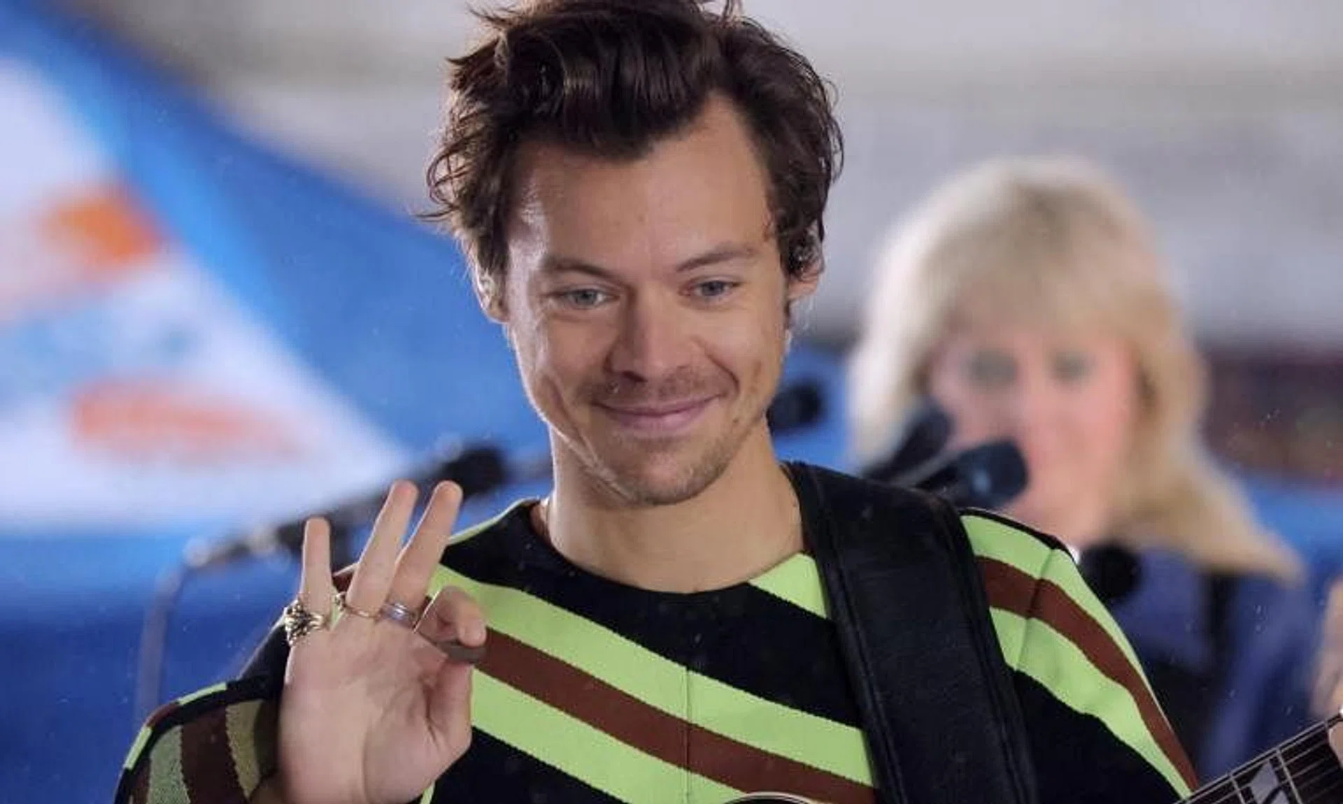 Harry Styles will be taking Scottish teen Anna Carty to the prom next week.