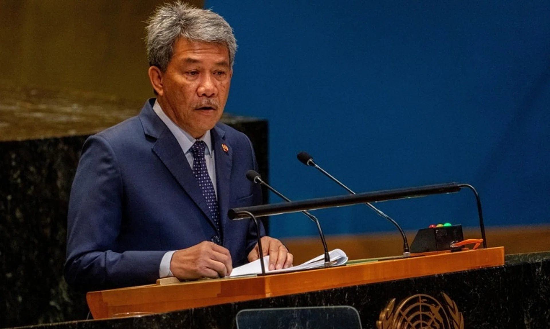 Malaysia Foreign Minister Mohamad Hasan was photographed holding a cigarette while at an eatery. 