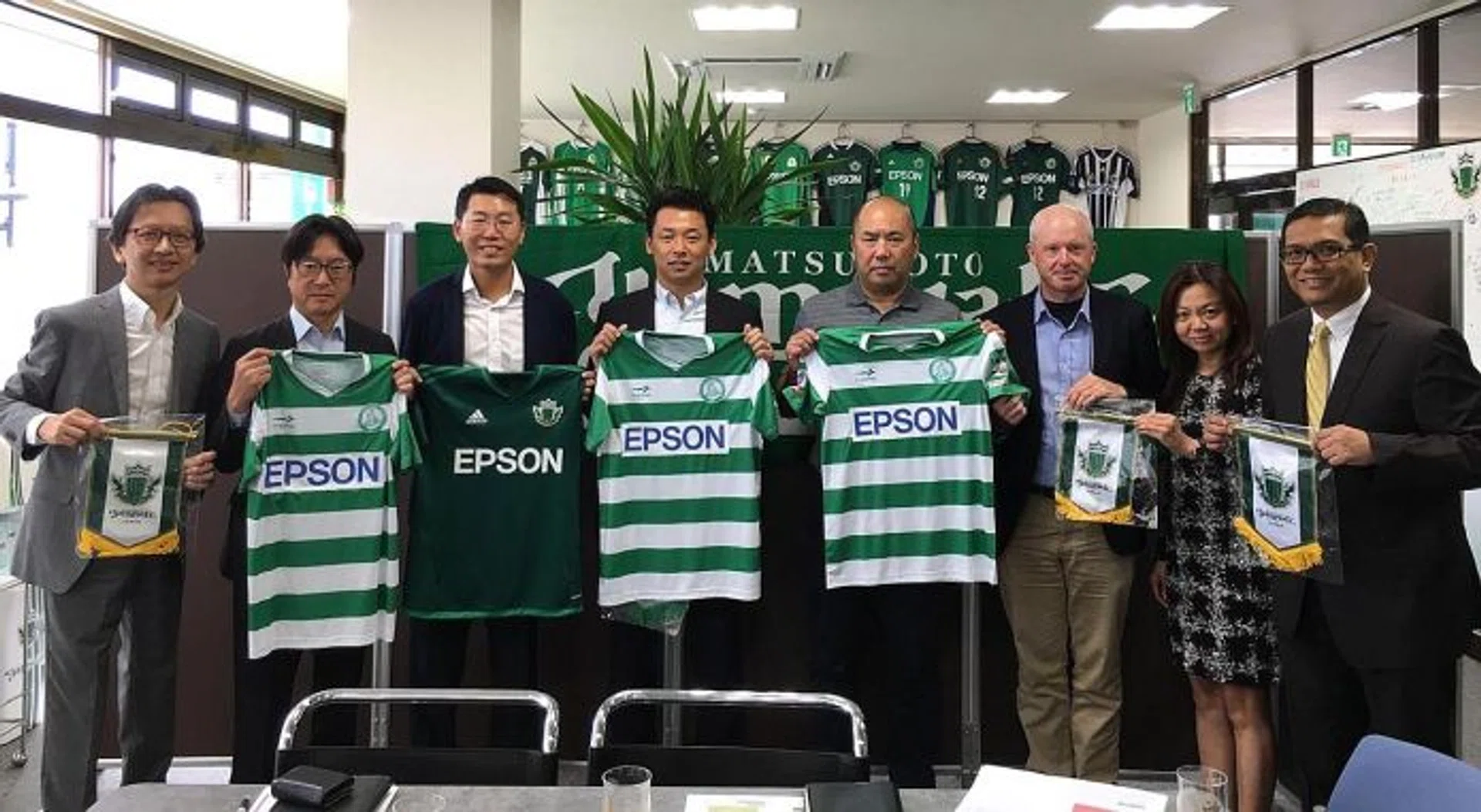 (From far left) GIFC chairman Ben Teng (third from left) and management committee member Bambang Sugeng (first from right) with Matsumoto Yamaga vice-president Tomonari Kamijo (second from right) and staff members of Seiko Epson Corporation and Epson Singapore.