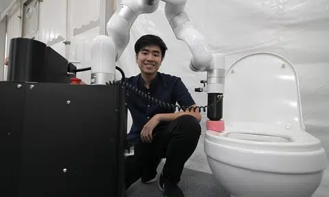 Builder of toilet-cleaning robot took unconventional internship of cleaning loos