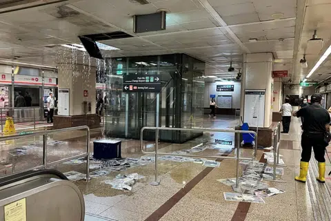 Rush hour commuters hit by water gushing from Raffles Place MRT station platform ceiling