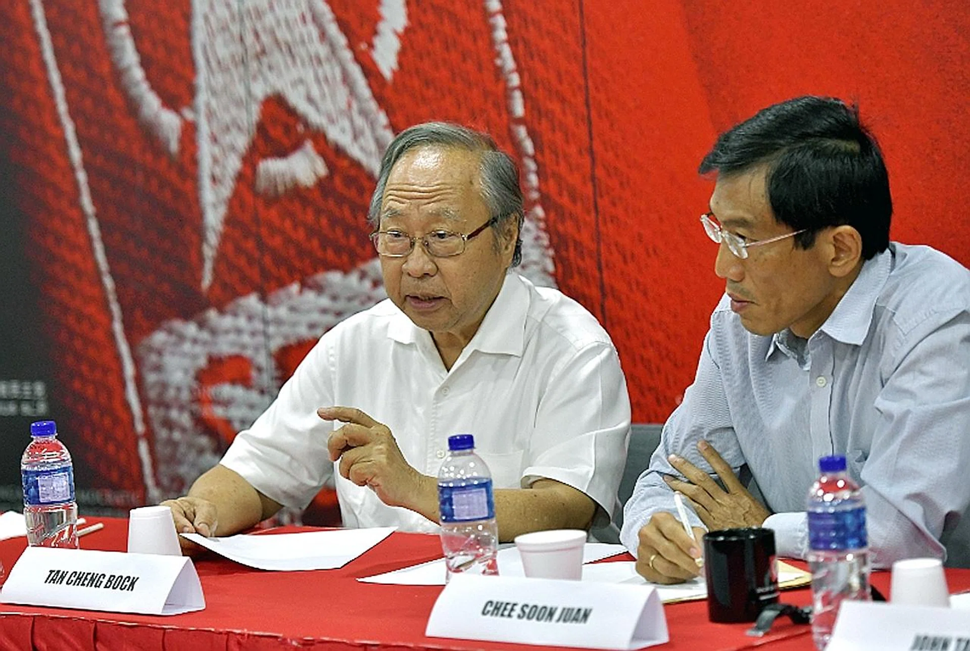 Former PAP MP Tan Cheng Bock (left) and SDP secretary-general Chee Soon Juan at the meeting last Saturday. 