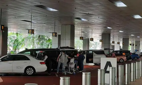 Cabbies, private hire drivers continue to avoid Changi Airport, longer wait for travellers