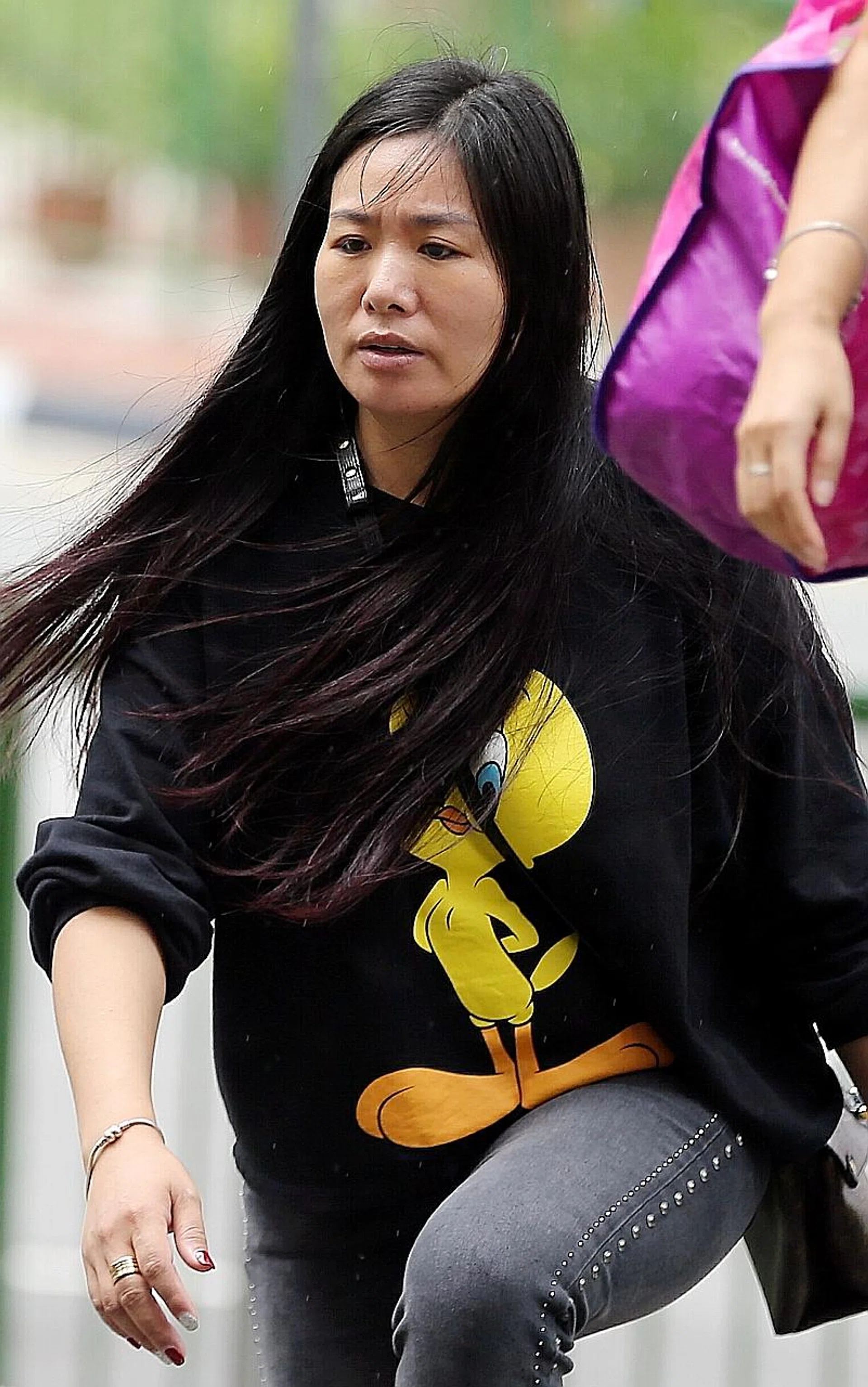 Chen Xiaqin used a beer bottle to hit the victim on the head and tried to stab her with it after the bottle broke. 