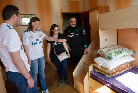 Ukraine minister hosts fans affected by hotel cancellation